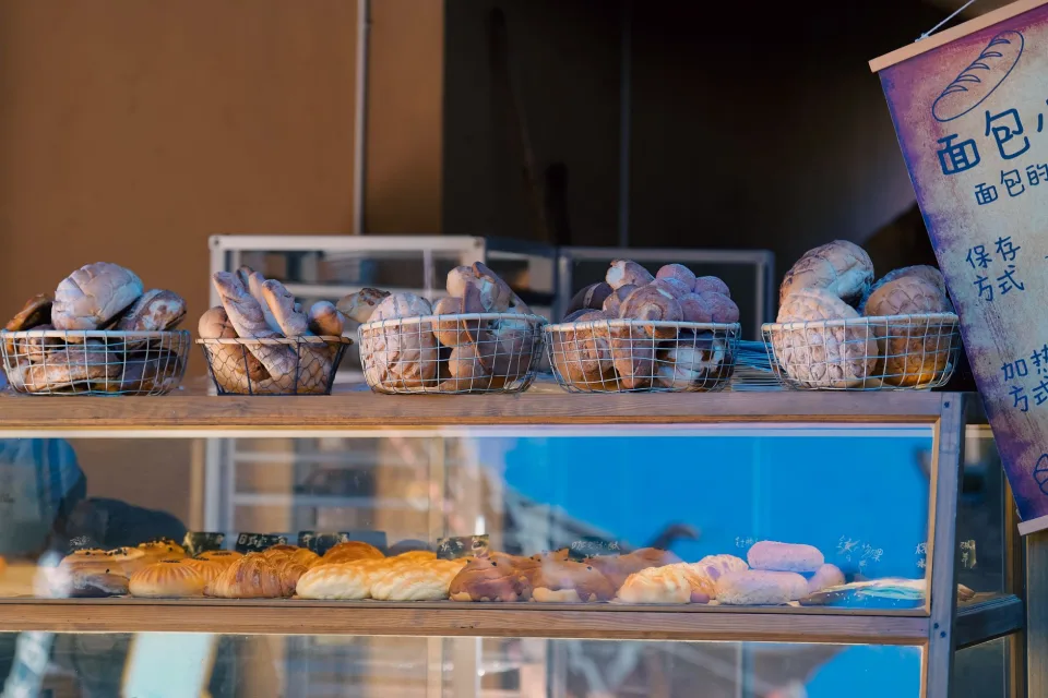 Khay bánh mới ra lò tại Hana Cakes & Tea